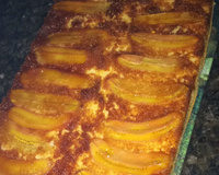 Bolo invertido de banana caramelada de liquidificador