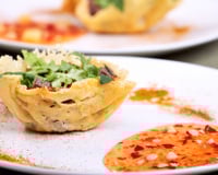 Cestinha de Parmesão com Salada Agridoce