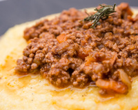 Polenta à bolonhesa: receita prática e deliciosa