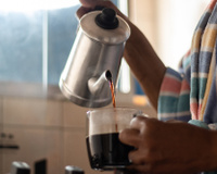 Sente sono depois de tomar café? Descubra o que pode causar esse efeito
