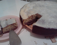 Bolo mesclado com cobertura de beijinho