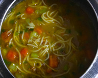 Sopa de macarrão com legumes