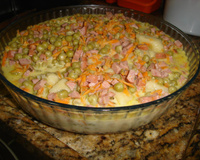 Massa ao molho de calabresa, cenoura e evilhas