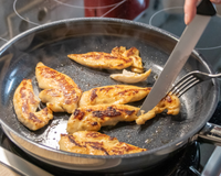 Carne de frango malpassada pode causar doença rara ou é mentira? Vídeo que viralizou está gerando preocupação