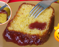 Minha avó come esse bolo de fubá com goiabada todas as tardes e não tem médico que tire esse docinho dela!