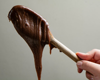 Como fazer brigadeiro: acerte o ponto para calda, recheio, enrolar e brigadeiro de colher
