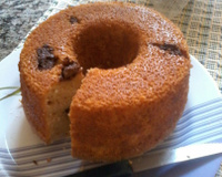 Bolo com pedaços de chocolate ao leite