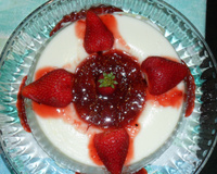 Manjar de coco com calda de morango