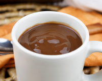 Se a sua mãe não te ensinou, eu te ensino: esse é o truque para o chocolate quente ficar ainda mais saboroso