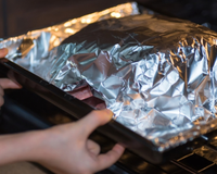 Por que cobrir a assadeira com papel-alumínio no forno? Entenda o que muda na receita e como usar corretamente
