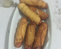 Enrolado de salsicha na massa de pastel