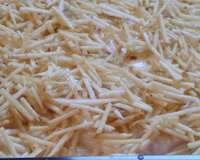 Macarrão de forno ao molho branco de queijo e presunto