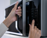 Truques de micro-ondas: fritar bacon e outros 9 usos do eletrodoméstico