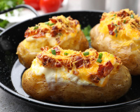 O segredo para a batata recheada ficar crocante por fora e irresistivelmente cremosa por dentro, um truque simples muda tudo