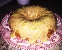 Bolo de abacaxi com cobertura de chocolate branco