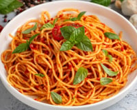 Macarrão simples com molho de tomate e folhas
