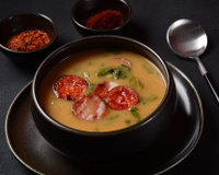 Caldo de fubá com couve e linguiça toscana