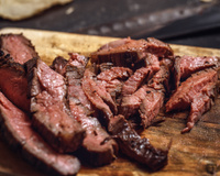 Fraldinha assada no sal grosso com batatas