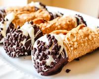 Leite condensado, creme de leite, chocolate branco, gotas de chocolate e massa de pastel: qual a chance de alguém não gostar desse cannoli caseiro? É a sobremesa oficial aos sábados aqui em casa!