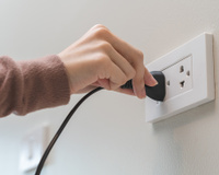 O erro mais comum com tomadas que aumenta o risco de incêndio e quase todo mundo comete em casa