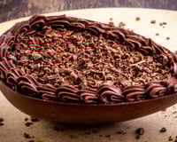 Ovo de Páscoa Matilda com ganache e raspas de chocolate