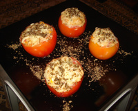 Tomates recheados com queijo colonial, molho branco especial, calabresa e milho verde