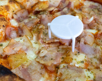 Você sabe para que serve aquele pequeno suporte de plástico dentro da caixa de pizza?