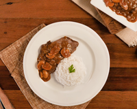 Filé ao molho madeira cremoso com champignon e arroz