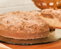 Bolo cuca de banana com fatia com massa fofa e farinha crocante