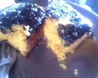 Bolo de cenoura com calda de chocolate