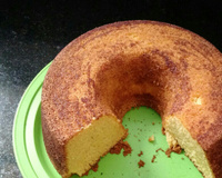 Bolo de fubá com casquinha de açúcar e canela