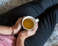 Ouro líquido: o chá poderoso que acelera o metabolismo e desincha a barriga naturalmente enquanto você dorme