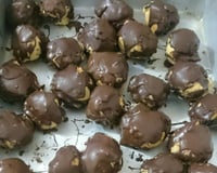 Carolina ou bomba de doce de leite com chocolate