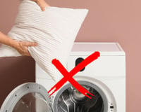 É tudo bactéria e pele morta: a maneira mais fácil de limpar travesseiros sem precisar lavar!