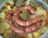 Linguiça ao forno com batatas