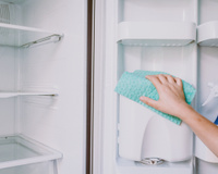 Como desinfetar a geladeira com 3 receitas caseiras