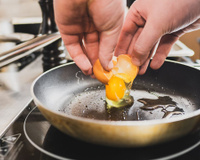O truque da vovó para fritar ovo ou bife sem espirrar uma gota de óleo no fogão