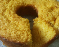 Bolo cremoso de milho com coco