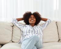 O que significa gosta de ficar em casa e não ver ninguém: a explicação da psicologia para quem curte uma solidão