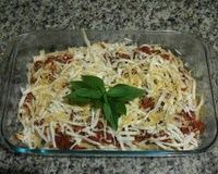 Macarronada ao molho de tomate, bacon e manjericão