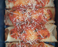 Panquecas com recheio de carne moída e acelga ao molho de tomate