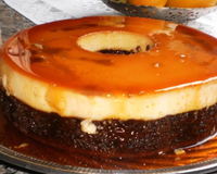 O bolo pudim é a receita do momento e surpreende por combinar duas sobremesas em uma só: aprenda no TudoGostoso