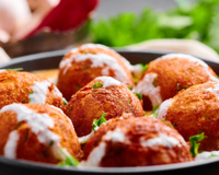 Nem batata frita, nem purê de batata: agora só faço esse bolinho indiano frito de batata cozida com molho cremoso, perfumado e nutritivo