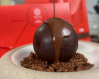 Esfera de chocolate recheada com mousse e cocada cremosa