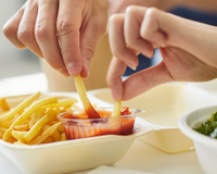 Você não vai acreditar, mas as batatas fritas são muito menos prejudiciais se combinadas com ketchup ou molho de tomate