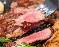 Por que a carne fica dura quando frita na frigideira: os erros que quase todo mundo comete