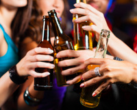 Exagero no álcool: é isso que acontece com o seu cérebro quando você fica bêbado