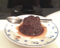 Bolo de caneca sem ovo com cobertura de chocolate