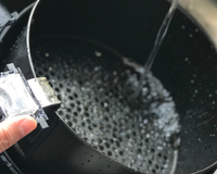 Engenheiro químico revela: “Bicarbonato de sódio e água quente, a chave para limpar a airfryer”