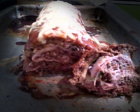 Bolo de carne moída recheado com presunto e mussarela